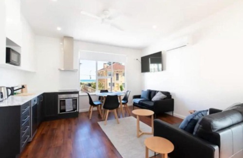Largs Bay Apartment | Lovely Beachside Largs Bay unit - free wine