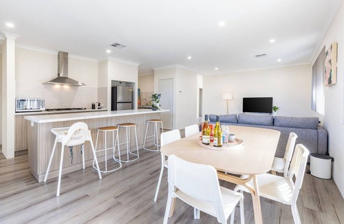 Treeby House | Lovely Lake Treeby Home 1 Min to Park & Playgrounds