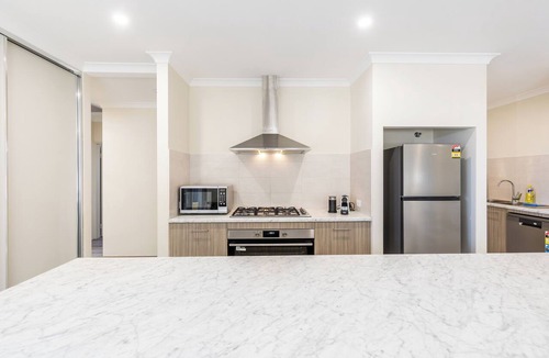 Treeby House | Lovely Lake Treeby Home 1 Min to Park & Playgrounds