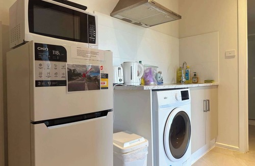 Lindisfarne Apartment | Lower Unit – Near CBD & Airport