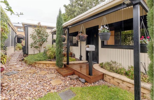 Windsor Gardens House | Lucky 13 Retreat - Garden View and Close to CBD