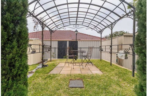 Windsor Gardens House | Lucky 13 Retreat - Garden View and Close to CBD