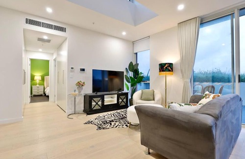 Leichhardt Apartment | Lumière Sanctuary - Antique Elegance with Parking