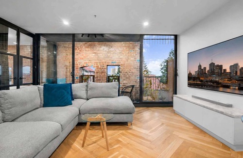 Port Melbourne Apartment | Luxe 2 Bed Apt, Seconds to Beach & Minutes to City