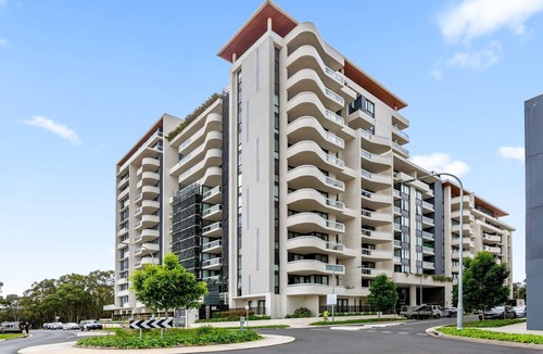 Lidcombe Apartment | Luxe 2-Bed: Modern Interiors, Balcony & BBQ Area