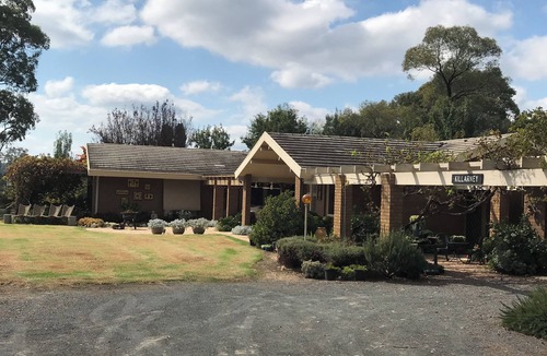 Orbost House | Luxe 2 Bedrooms Spacious Private Home Serenity & Views + Breakfast Hamper