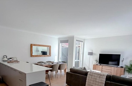 East Victoria Park Apartment | Luxe 4BR - Sleeps 8 - East Vic Park - Free Parking - Walk to Train
