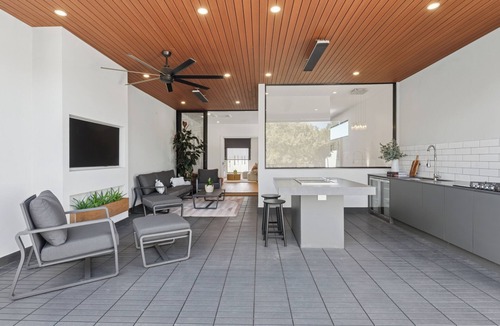 College Park House | Luxe City-Edge Retreat | Entertainers Balcony | Walk to Adelaide Oval & CBD