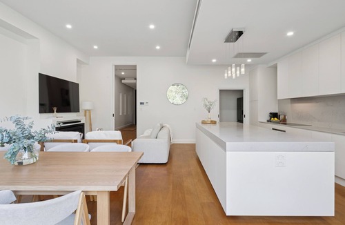 College Park House | Luxe City-Edge Retreat | Entertainers Balcony | Walk to Adelaide Oval & CBD