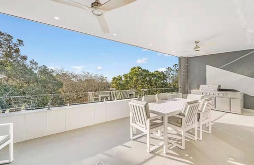 Crescent Head Apartment | Luxe Coastal Escape. Walk to beach, cafe and shops.