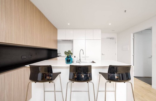 Flemington Apartment | Luxe Flemington Cityscape views Pool Gym Parking