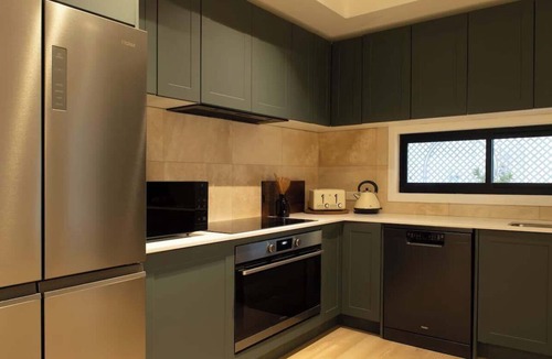 Bendigo House | Luxe Heritage Retreat | Sleeps 9 | CBD Edge