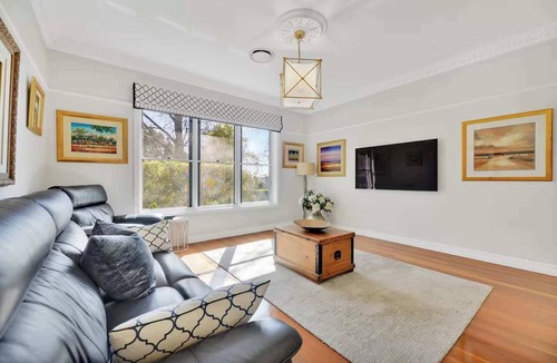 Cotswold Hills House | Luxe Hidden Toowoomba Estate | Lavish Home with Stunning Gardens