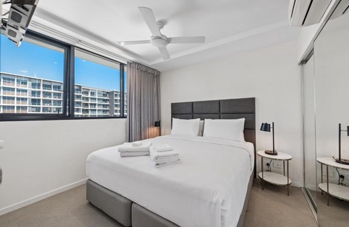 Hamilton Apartment | Luxe Portside Apt with River Views, Parking & Study