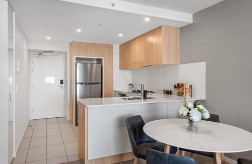 Hamilton Apartment | Luxe Portside Apt with River Views, Parking & Study