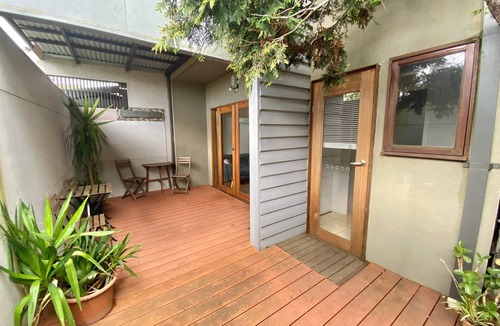 Seddon Apartment | Luxurious 3 bedroom townhouse with 2 bathrooms kitchen laundry and courtyard