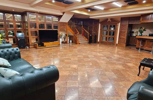 Warrandyte House | Luxurious 4-bedroom House With Private Indoor Pool in Manningham