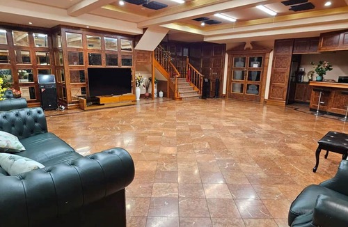 Warrandyte House | Luxurious 4-bedroom House With Private Indoor Pool in Manningham
