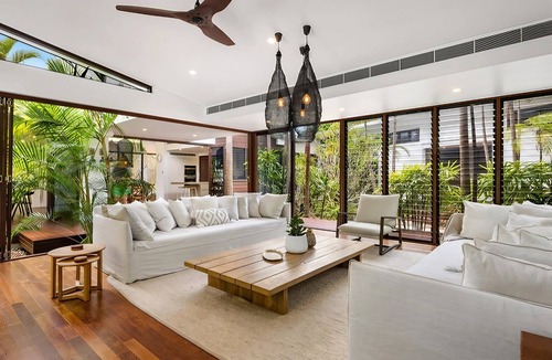 Broken Head House | Luxurious Beachside Pavilion on Broken Head Beach