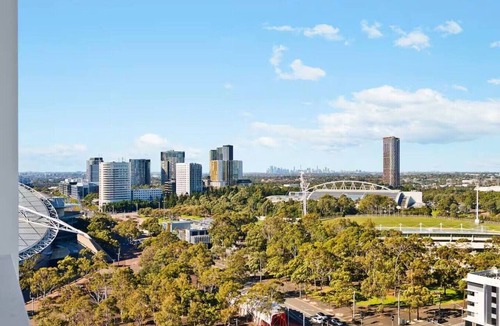 Lidcombe Condo | Luxurious City View near Accor Stadium