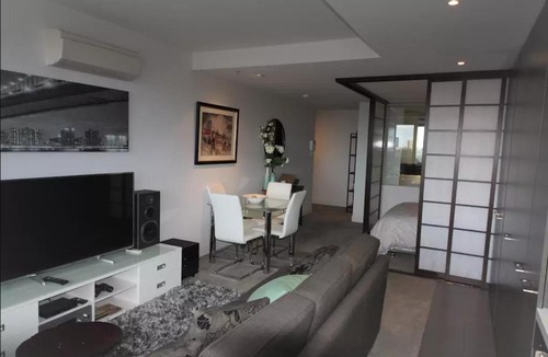 South Yarra Apartment | Luxurious with city views, free parking on premises & Wi Fi