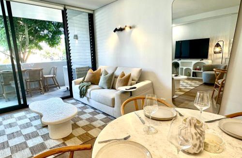 Randwick Apartment | Luxury 1 BR Apartment in Randwick- Walk to hospital UNSW Dining W parking and lift and AC