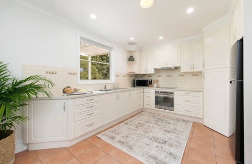 Carey Gully Cottage | Luxury 1860s Cottage, Gin Nook & Vineyard Views
