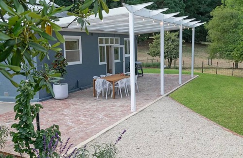 Carey Gully Cottage | Luxury 1860s Cottage, Gin Nook & Vineyard Views