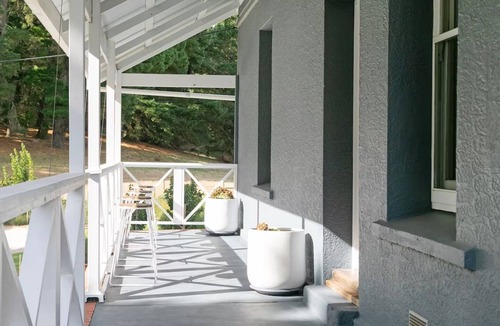 Carey Gully Cottage | Luxury 1860s Cottage, Gin Nook & Vineyard Views