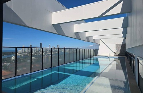 Southport Apartment | Luxury 2BD Apt | Rooftop Pool & Spa | Southport