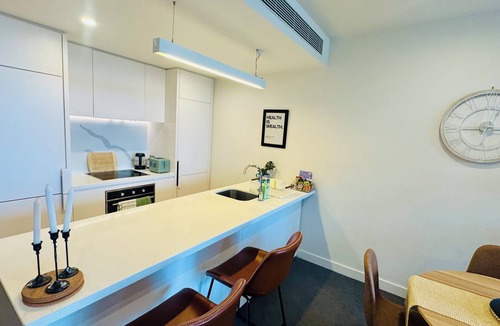 Melbourne Apartment | Luxury 2Bed 2Bath Apartment with Garden View, Gym, Pool, BBQ, Balcony Melbourne