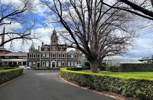 Melbourne Apartment | Luxury 2Bed 2Bath Apartment with Garden View, Gym, Pool, BBQ, Balcony Melbourne