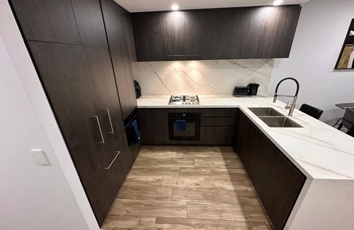 Main Beach Apartment | Luxury 2BR t2 Bath Apartment · Ocean Views · Main Beach