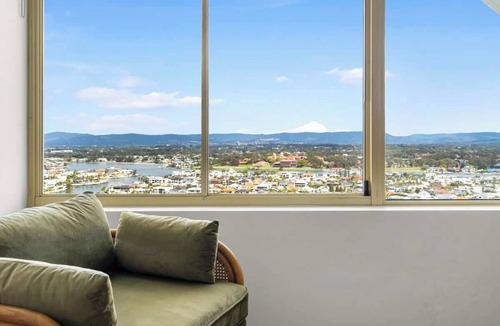 Main Beach Apartment | Luxury 3BR in Gold Coast with Ocean & City Views