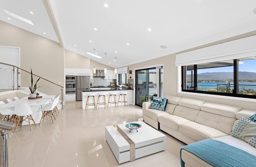 Mount Warrigal House | Luxury 5-Bedroom Family Retreat | Heated Resort Pool, Waterslide & Lake Views