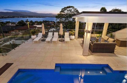 Mount Warrigal House | Luxury 5-Bedroom Family Retreat | Heated Resort Pool, Waterslide & Lake Views