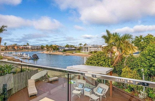 Mooloolaba House | Luxury 5BR Canal Front Retreat Mooloolaba