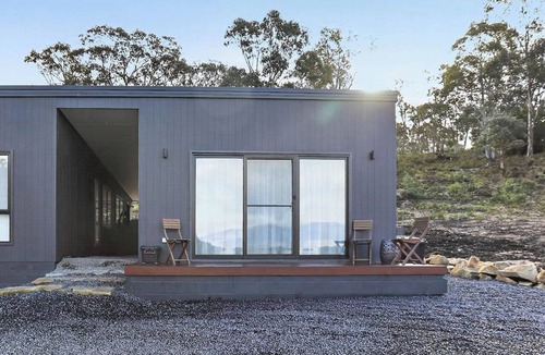 Magra Cottage | Luxury Accommodation in Tasmania's Highlands | Modern Retreat with Mountain View