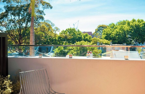 Surry Hills Apartment | Luxury apartment in the heart of Surryhills, close to cafes, bars & so much more
