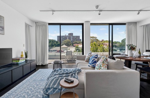 Surry Hills Apartment | Luxury Apartment with Big East Facing Balcony 3 min walk to Central Station