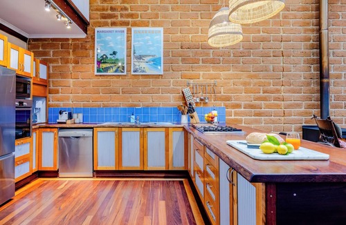 Burnside House | Luxury Bush Retreat- Sleeps 12- Near Beach & Town- Super Winter & Spring Special