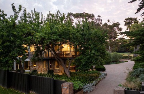 Dromana House | Luxury Beach House on two acres/Private Bathing Box/Botanic Like Gardens
