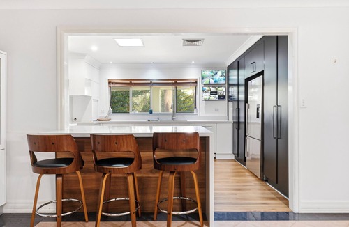 Bridgeman Downs House | Luxury Bridgeman Downs Retreat 15km from CBD