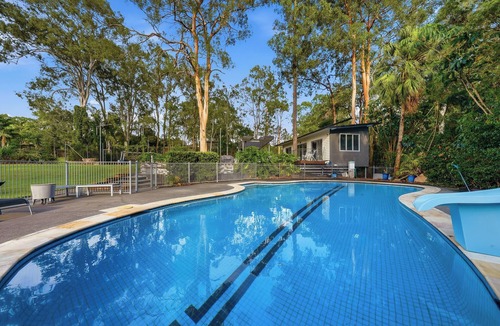Bridgeman Downs House | Luxury Bridgeman Downs Retreat 15km from CBD