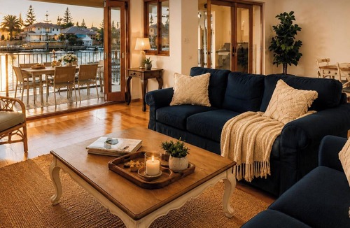 Wannanup House | Luxury Canal Retreat | Private Jetty - Pet Friendly