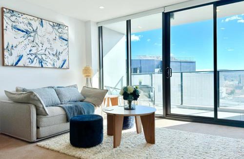 City East Apartment | Luxury CBD Apartment, Level 14 Views, Walk to Canberra Centre & Dining & FREE PARKING
