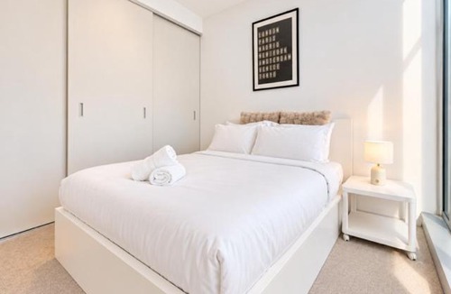 Melbourne Central Business District Apartment | Luxury CBD Apartment with Pool and Gym Near Marvel Stadium