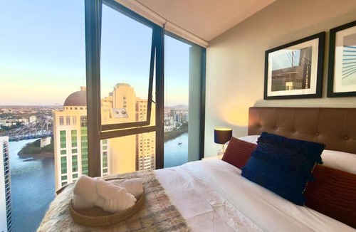 Brisbane Central Business District Apartment | Luxury CBD Apt with 180 River Views & Rooftop Pool