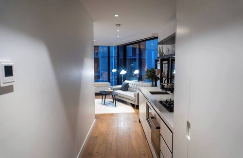 Docklands Condo | Luxury CBD LaTrobe Retreat 1BR Apt w/Pool & Gym