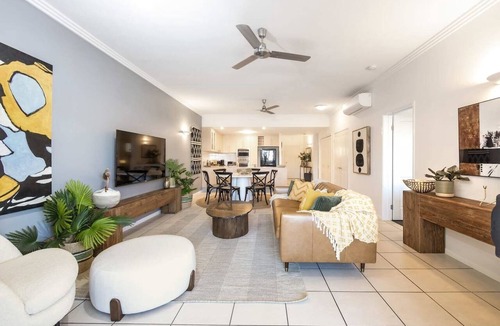 Cairns Central Business District Apartment | Luxury City Escape – Stylish 3-Bedroom Apartment with Balcony & Rooftop Pool!